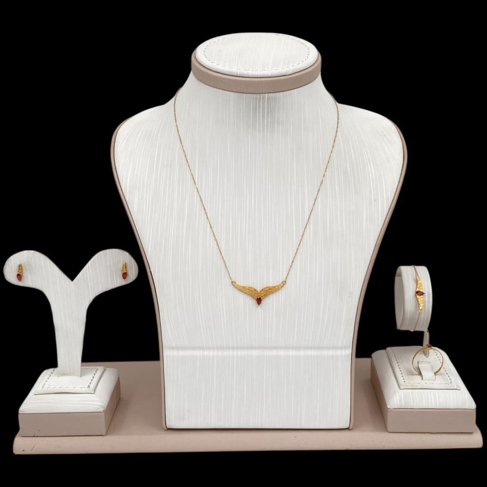 طقم ذهب جناح الصقر عيار 21 وزن 3.35 جرام بفص أحمر لامع