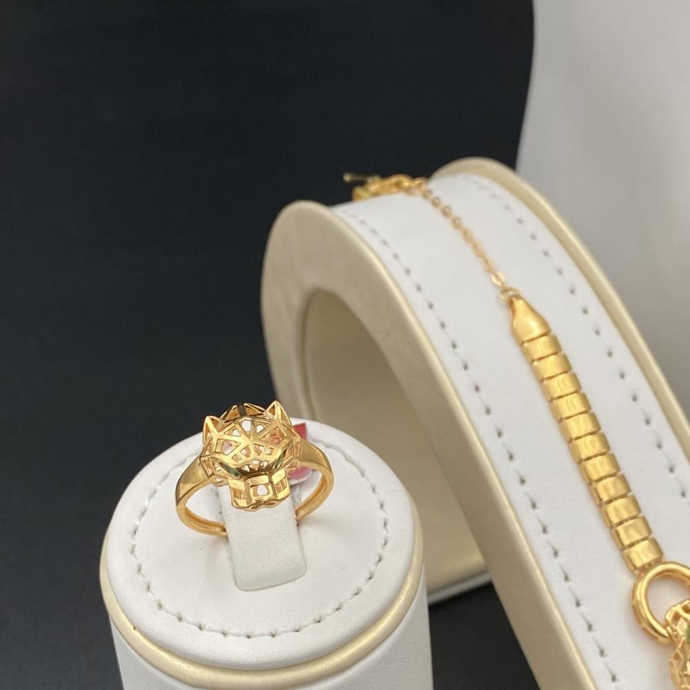 Luxurious 21-karat gold set weighing grams with a tiger head