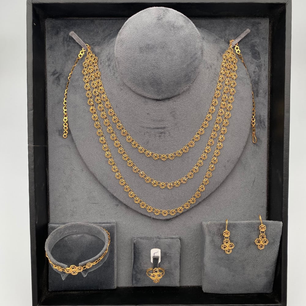 طقم ذهب ملكي عيار 21 ليزيدك تألقاً وجاذبية الوزن 30.6 جرام