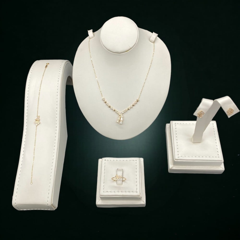 طقم ذهب عيار 18 الوزن 5.17 جرام