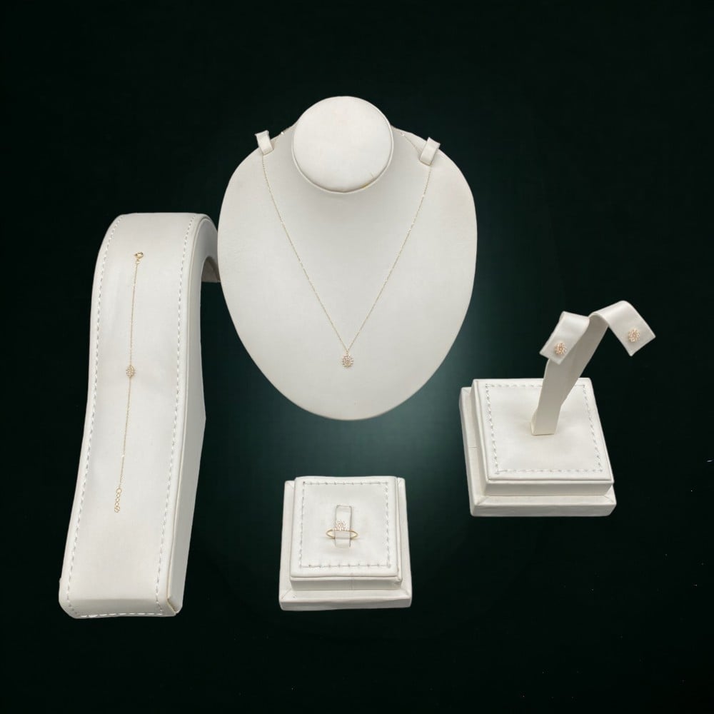 طقم ذهب أطفال بوزن خفيف وتصميم عصري عيار 18 بوزن 1.65 جرام