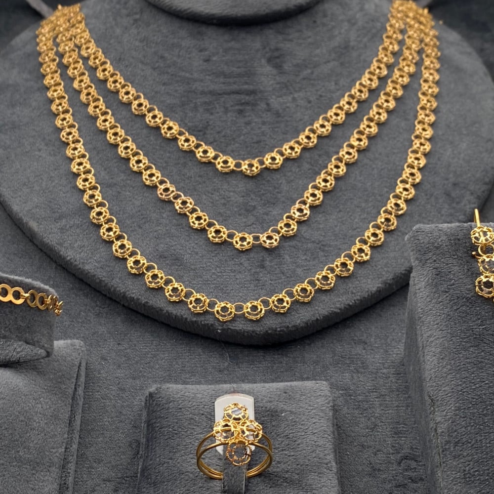 طقم ذهب ملكي عيار 21 ليزيدك تألقاً وجاذبية الوزن 30.6 جرام