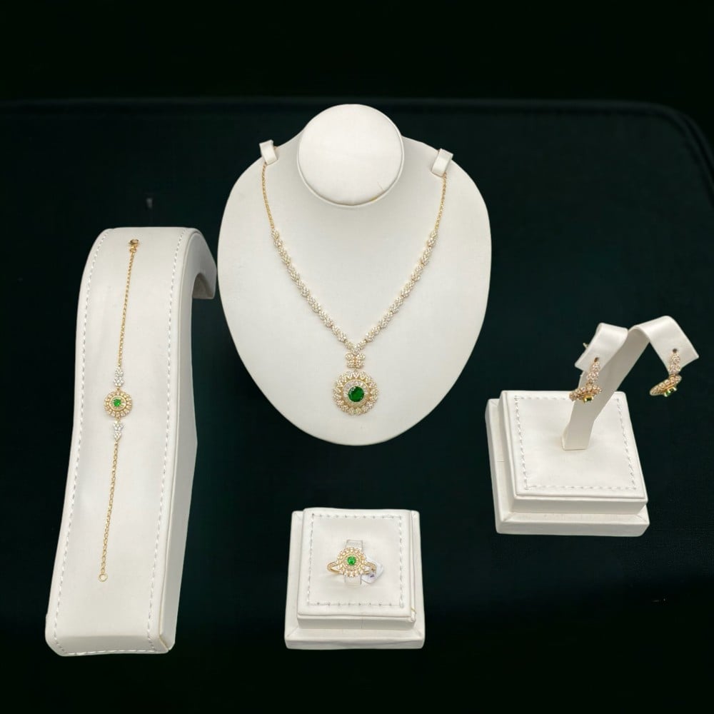 طقم ذهب عيار 18 الوزن 21.77 جرام