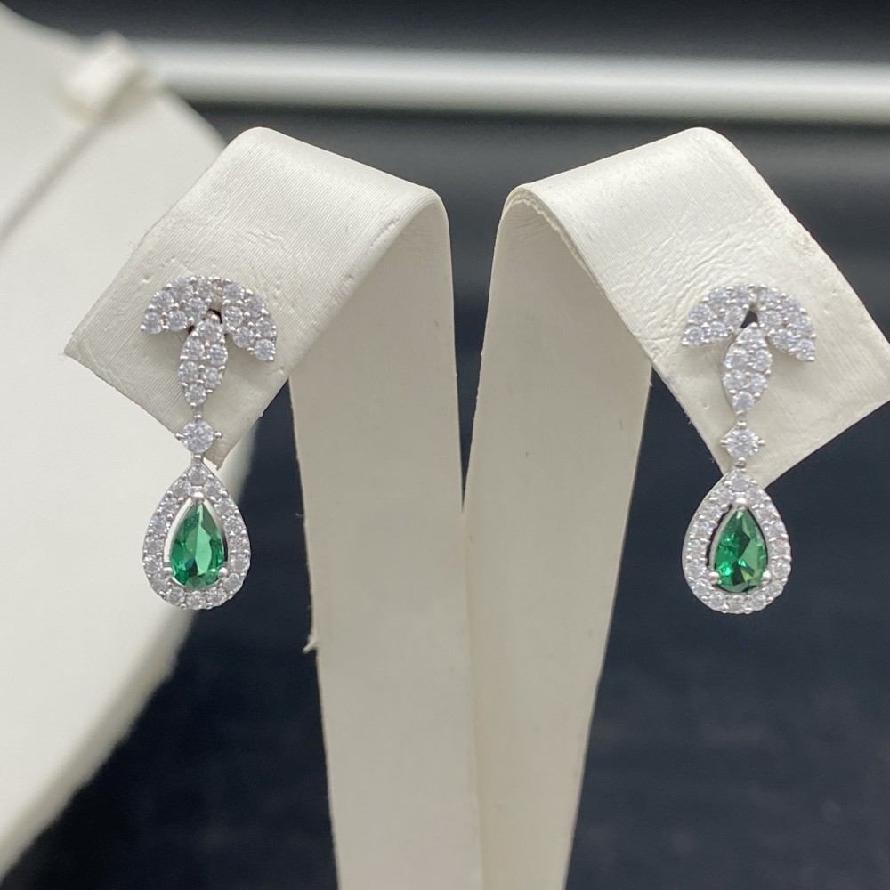 طقم ذهب عيار 18 الوزن 9.6 جرام