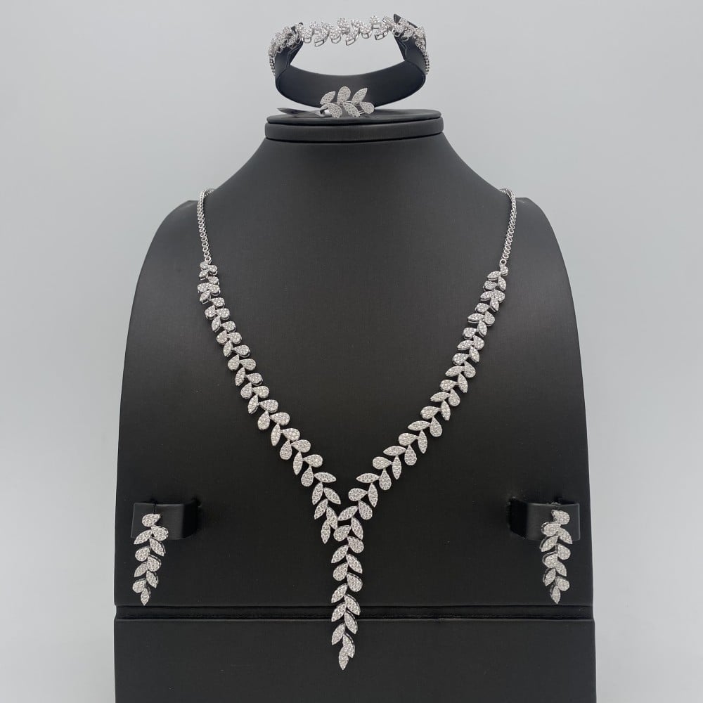 طقم ذهب عيار 18 الوزن 33.5 جرام