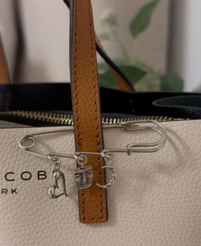 بروش بتعليقات مختلفة فضي