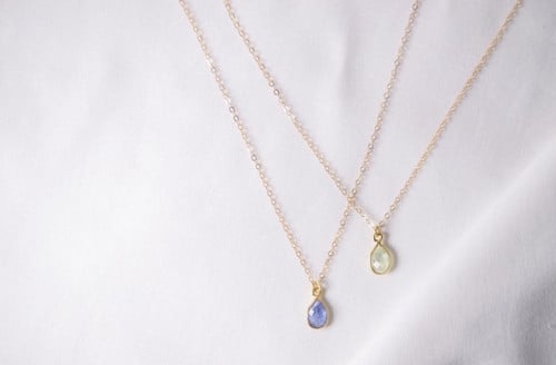 سلسله حجر على شكل دمعة