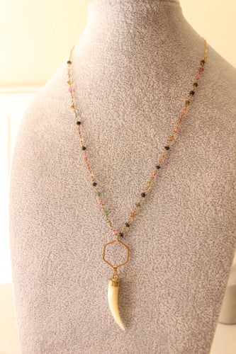 سلسلة حجر اماثيست مع تعليقة العاج الابيض