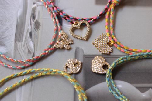 اسوره خيط مع تعليقات ذهبيه مطليه