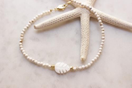 خلخال خرز ابيض وتعليقة شجر صدف