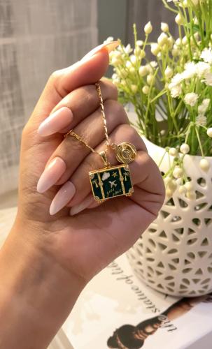 سلسله شنطة سفر باللون الاخضر