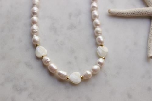 سلسله لولو مع قلوب صدف ابيض