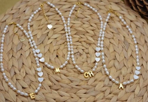 سلسلة لولو مع حرف ذهبي وقلب صدف