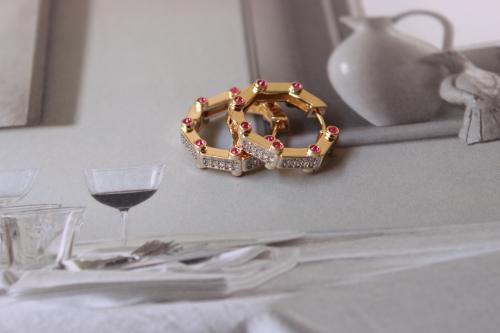 حلق زركون مرصع بحجر صغير باللون العودي