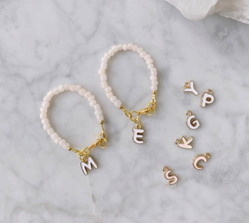 اسوره بخرز مع حرف بينك للاطفال