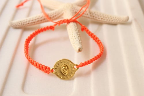 اسورة خيط مع تعليقة عين ذهبي