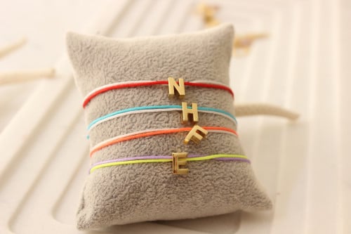 اسورة خيط مع حرف ذهبي