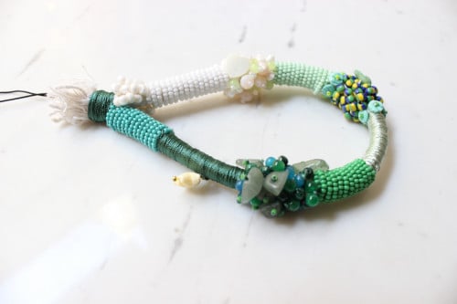 تعليقة جوال بخرز ملون بدرجات الاخضر