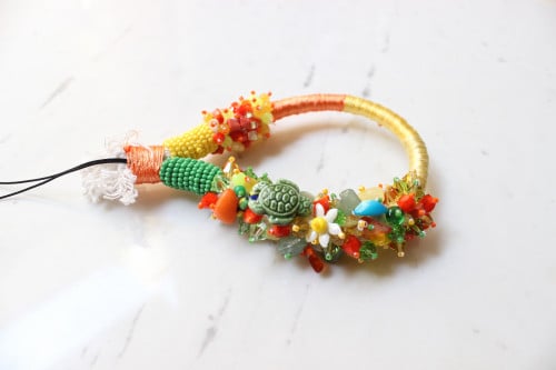 تعليقة جوال بخرز ملون وتعليقة سلحفاة