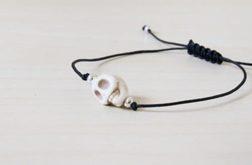 اسوره جمجمه بخيط اسود