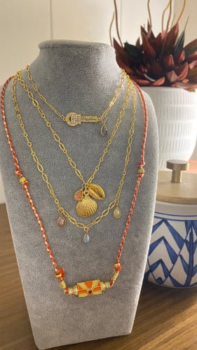 سلسلة بتعليقة صدف وحجر على شكل دمعة