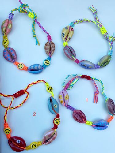 خلخال صيفي مع صدف ملون ومرسوم يدوي