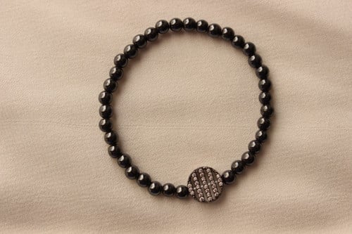 اسوره مع حجر الهيماتايت