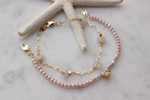 اسوره لولو وردي مع تعليه مكعب زركون