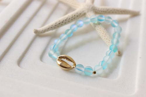 اسورة صدف ذهبي مع حجر اوبال سماوي