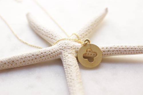 سلسله ذهبيه مع تعليقه مطليه ذهب