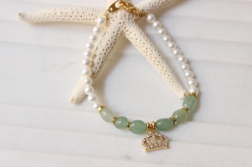 اسوره لولو صناعي مع حجر اخضر وتعليقة زركون تاج