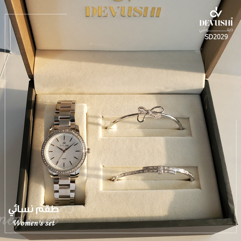 Elegant and distinctive women's watch and two bracelets set - Nylwfr