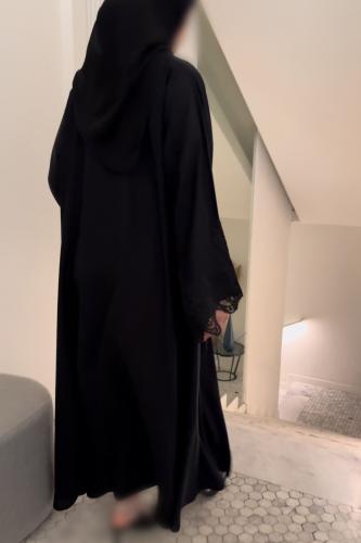 عباية كريب أسود كوري مزينة بالتطريز