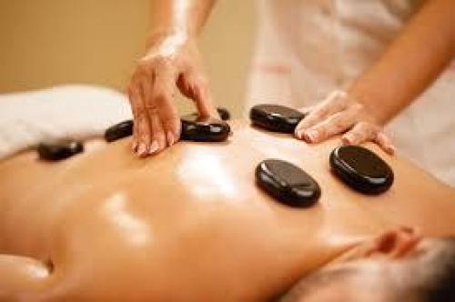 مساج الأحجار الساخنة 40 دقيقة : علاج فاخر للاسترخا...