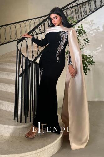 فستان أسود بأكمام طويلة