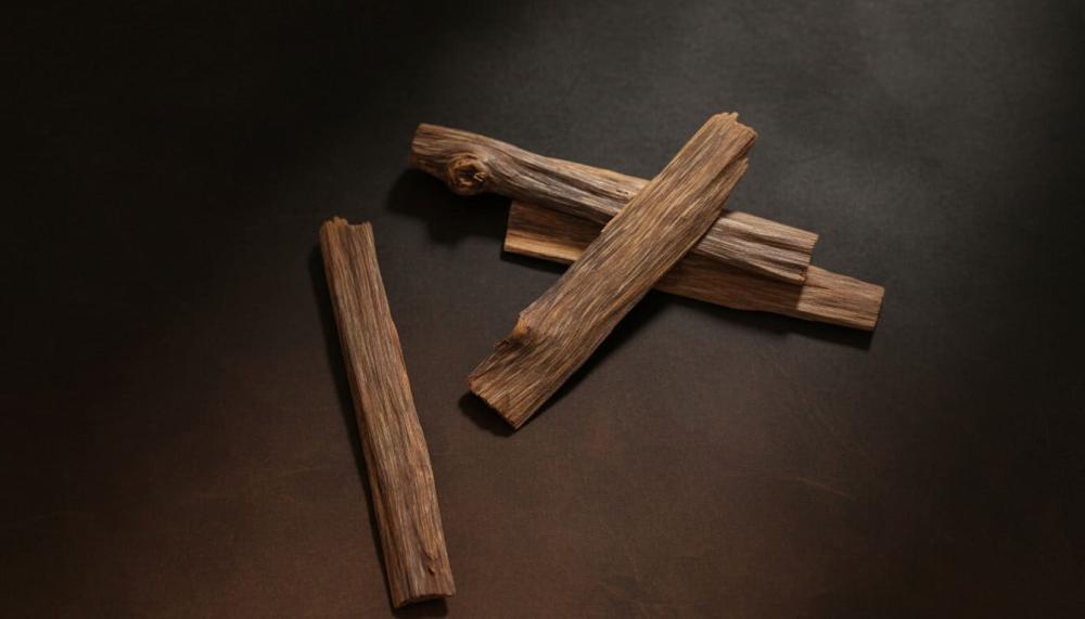 اعواد ذكية فاخرة في متجر شاع العود توضح بنية خشب العود الفاخر