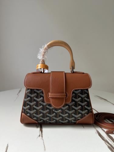 شنطة من Goyard