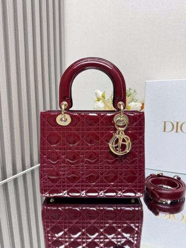 شنطة من Dior