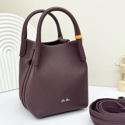 شنطه من Loro Piana