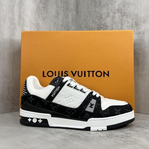 شوز من Louis Vuitton