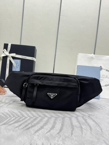 شنطة خصر من Prada