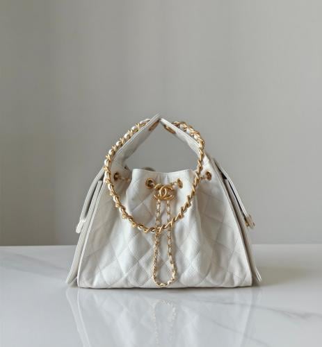 شنطة من Chanel