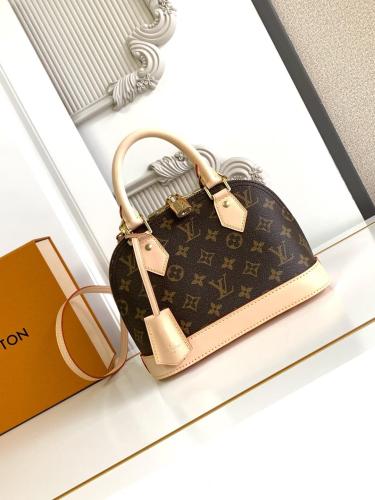 شنطة من Louis Vuitton