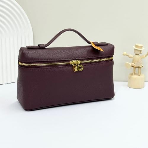 شنطة من Loro Piana