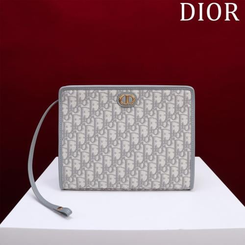 شنطة من Dior