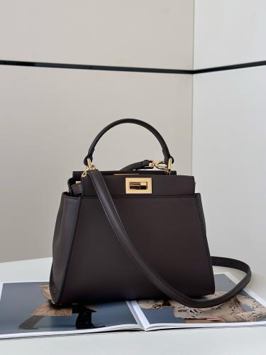 شنطة من Fendi