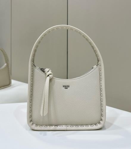 شنطة من Fendi