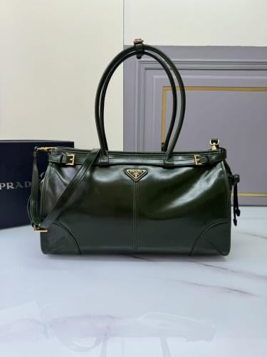 شنطه من Prada
