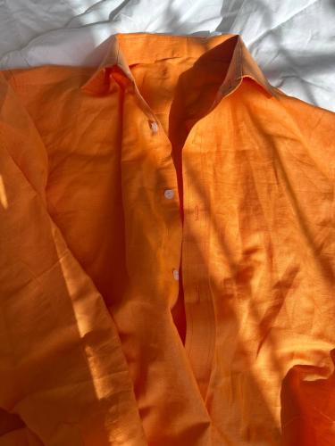 قميص لينن اللون برتقالي