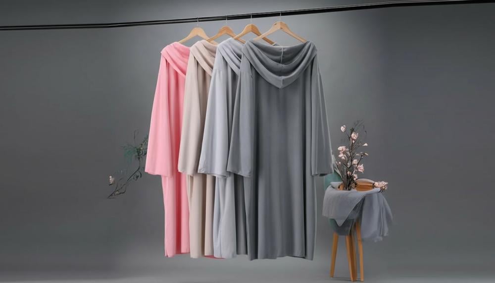 طقم ارواب عرسان معروض على شماعات بألوان متعددة لتجهيز الحمام الزوجي